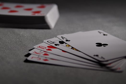 Poker vs. Blackjack: Srovnání, pravidla a strategie dvou top her